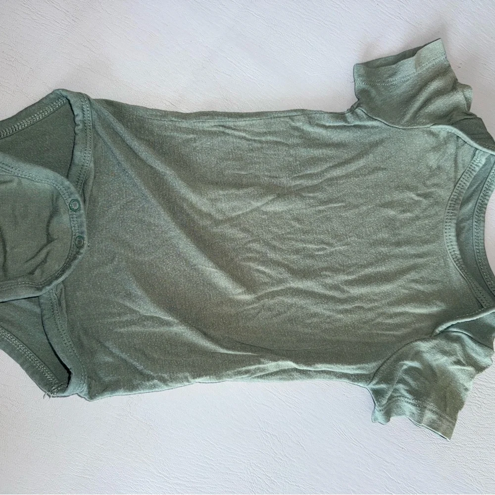 KYTE baby green onesie‎